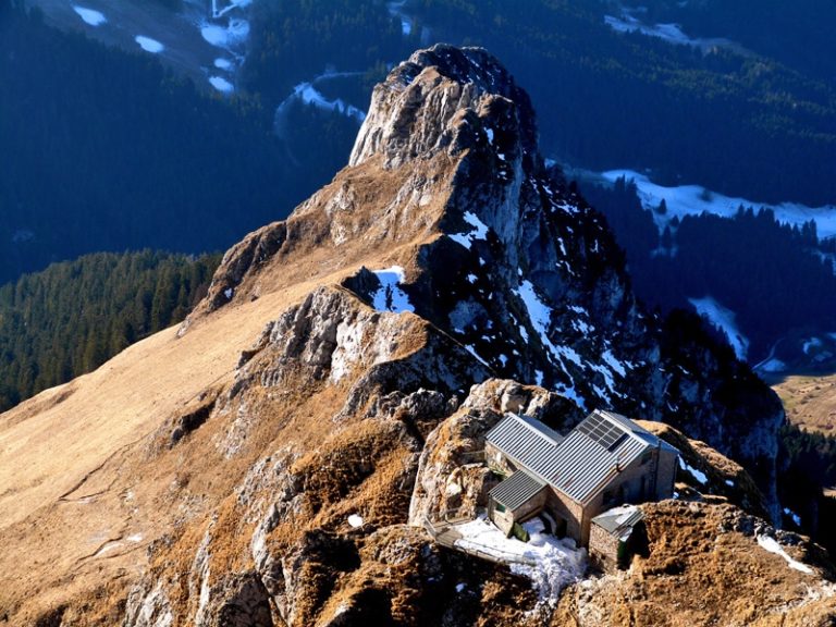 Refuge de la Dent d'Oche et col de Rebollion