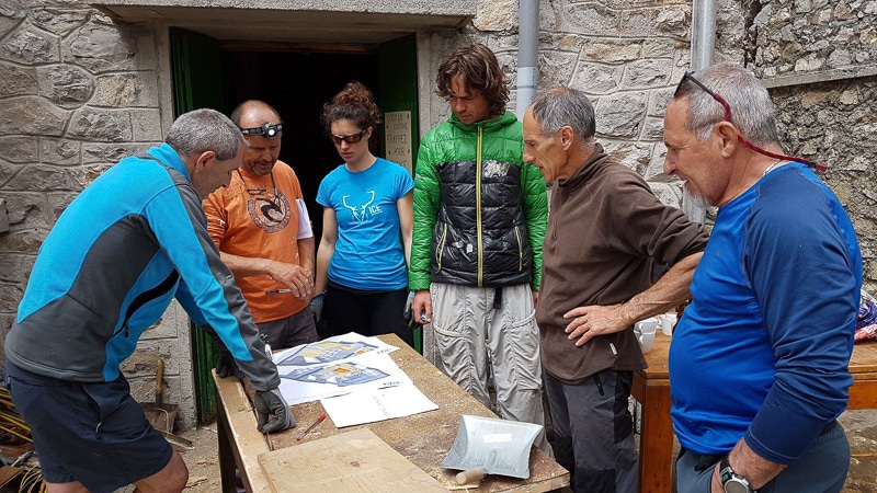 Réunion de chantier sur la terrasse du refuge