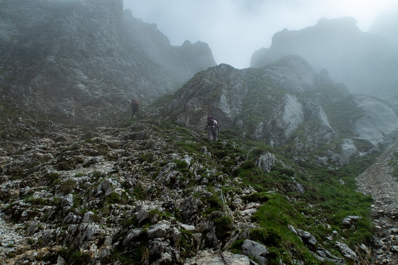 La fin de la montée se fait dans le brouillard